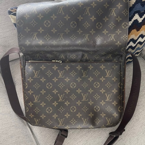 LOUIS VUITTON Beaubourg Messenger Bag Monogram Canvas - Picture 3 of 14